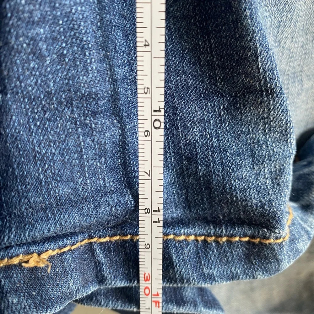 Torrid 98% Cotton Jean Shorts Medium Wash Button Fly 3” Inseam Size 18 EUC - Picture 4 of 9